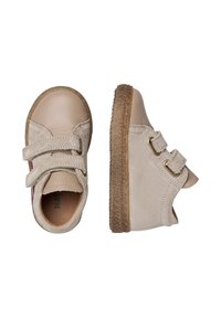 Chaussures pour enfants beiges en cuir et en daim, avec deux sangles Velcro, des orteils arrondis et des semelles en caoutchouc texturé.