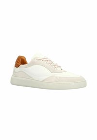 Witte en crème sneakers van leer en suède, met een textuurcrème zool en een bruine leren hielaccent. Veters in lichtroze.