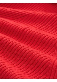Tissu rouge avec une texture côtelée verticale uniformément espacée créant des vagues douces et légères à la surface.