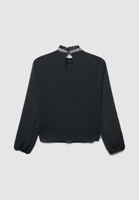 Schwarze Bluse mit langen Ärmeln, gerüschtem Ausschnitt, Schlitz im Rücken und verziertem Kragen. Hergestellt aus leichtem, glattem Stoff.