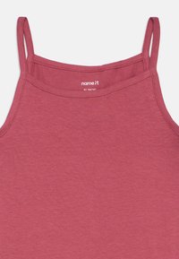 Bezramieniowy top w kolorze przykurzonego różu z cienkimi ramiączkami i metką marki "name it", rozmiar EU 134/140, na jednolitym tle.