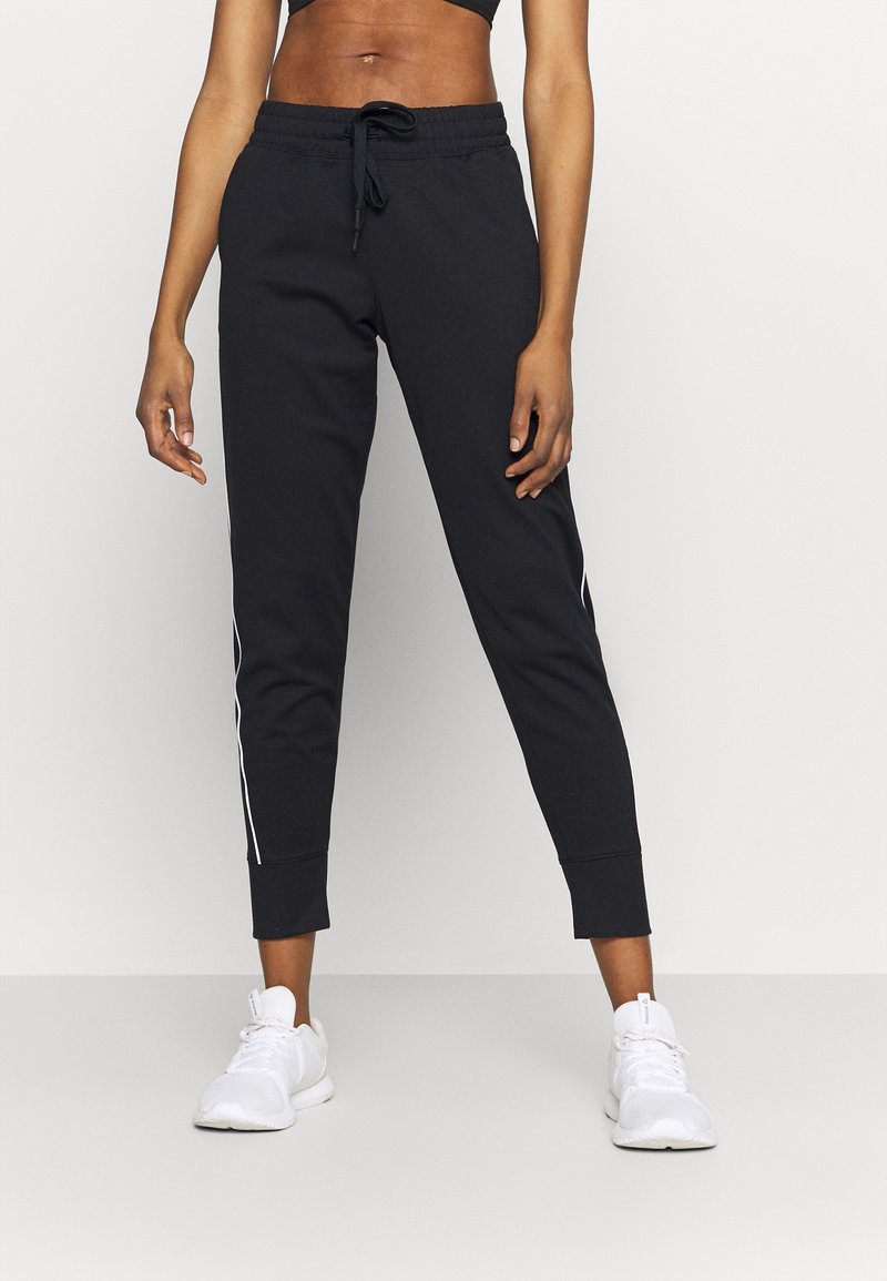 Svarta sweatpants med en avsmalnande passform, med vita sidostripes. Tillverkade av ett mjukt tyg med resårmidja och smalnade fållar.