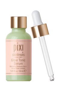 Bottiglia di vetro verde con etichetta rosa, tappo dorato e contagocce trasparente. Nome del prodotto: Pixi Glow Tonic Serum, 30 ml. La texture appare liscia.