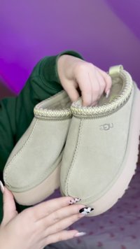 Zeleni mokasini iz semiša z obrobo iz zlato tkanih tekstur in svetlo bež podplatom, z mehkim, udobnim podlogam.