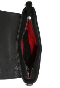 Borsa in pelle nera con una superficie testurizzata. Internamente foderata in tessuto rosso, presenta un compartimento con zip per una conservazione sicura.