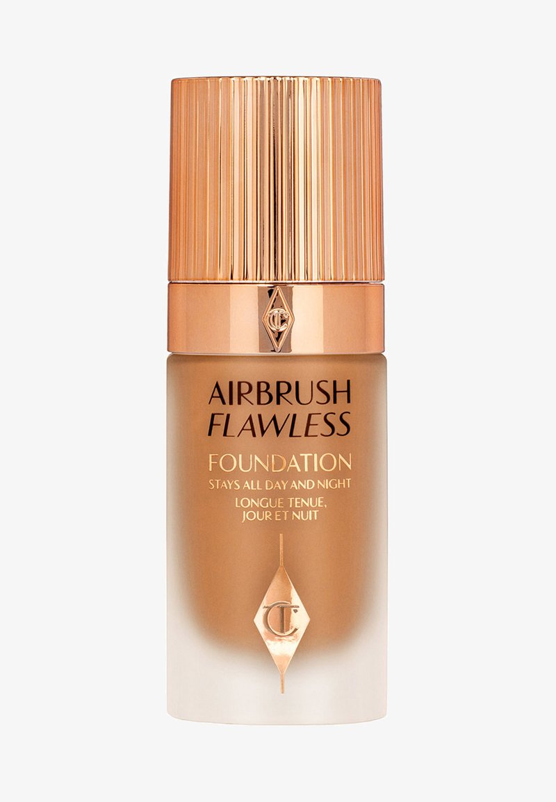 Airbrush Flawless Foundation in einer gefrosteten Glasflasche. Verfügt über einen gerippten roségoldenen Deckel und klare Branding-Elemente. Farbverlauf von Beige zu Weiß.