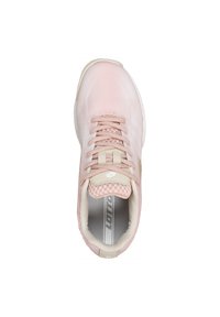Scarpa sportiva di un rosa chiaro con una tomaia texturizzata, chiusura con lacci e dettagli color crema. Presenta un collare imbottito e un logo sulla linguetta.
