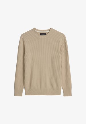 Pull à col rond en maille côtelée beige avec manches longues et un petit patch logo sur le haut du bras gauche, posé à plat sur un fond blanc.