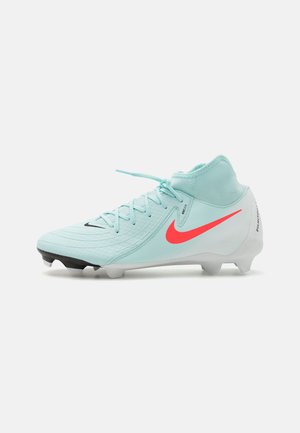 Hellblaue Fußballschuhe mit texturiertem Obermaterial, schwarzen und neonorangefarbenen Akzenten, Schnürung und konischen Stollen auf einer weißen Laufsohle.