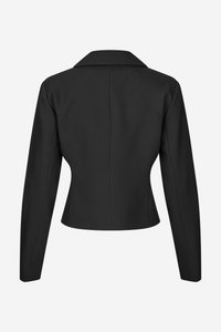 Μαύρο σακάκι κομμένο με μακριά μανίκια, αιχμηλές πέτο και γραμμωτή μέση. Ομαλή υφή με κάθετες ραφές και κομψό cropped μήκος.