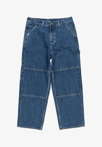 Pantalones cargo de mezclilla en azul, con un corte holgado, cuatro bolsillos y costuras en estilo de patchwork con detalles de costura visibles.