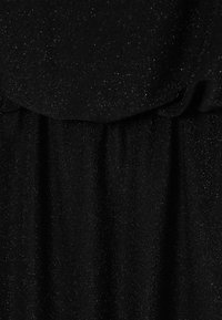 Tessut negru cu o textură subtilă sclipitoare. Material moale, detaliu pliat la talie, creând un aspect fluid.