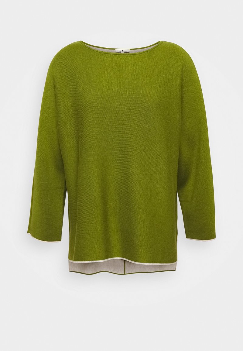 Maglione verde lavorato a maglia con ampio scollo a barca e maniche a tre quarti. Presenta un orlo curvo e una sottile rifinitura di colore chiaro sul fondo.