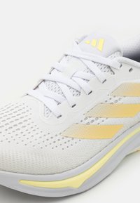 adidas Performance SUPERNOVA RISE - Chaussures de running sur route - footwear white/zero metallic/almost yellow