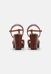 Chie Mihara Sandali z visoko peto - brown