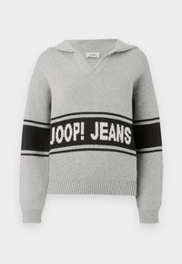 Pull en tricot gris avec un col en V. Caractérisé par des rayures noires et blanches avec le texte "JOOP! JEANS" sur la poitrine. Poignets côtelés.