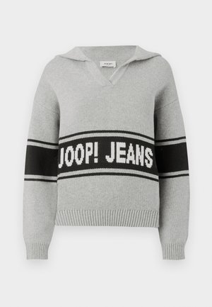 Grijze gebreide trui met V-hals en kraag. Heeft zwart-witte strepen met de tekst "JOOP! JEANS" op de borst. Ribgebreide manchetten.