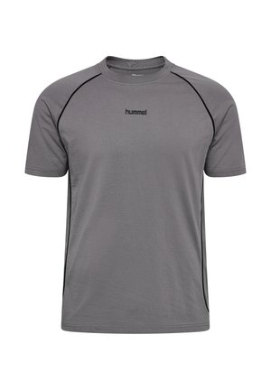Szary sportowy t-shirt z krótkim rękawem z czarnymi lamówkami na ramionach i bokach, z logo "hummel" umieszczonym na środku klatki piersiowej.