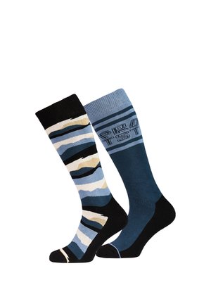 Twee kniehoge sokken, één met blauwe, witte, zwarte en beige golvende strepen, en de andere effen blauw met zwarte teen en hiel en tekst "PROTEST".