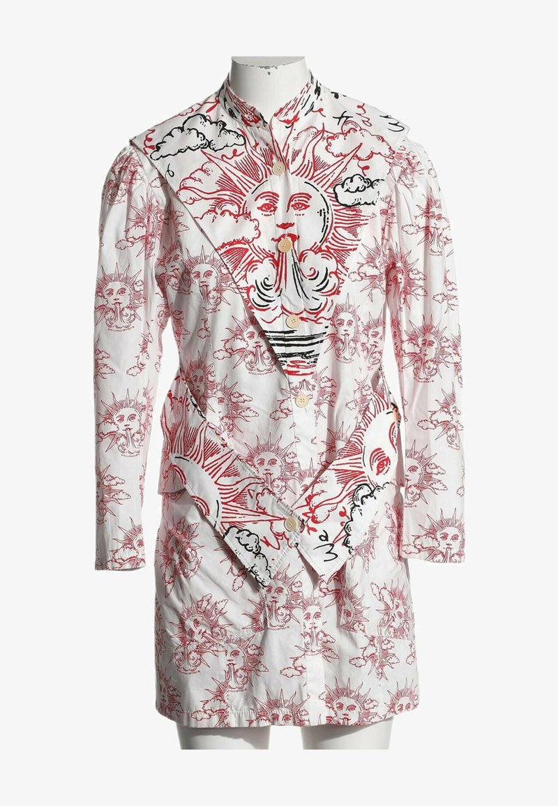 Robe blanche à manches longues avec des visages de soleil rouges et noirs et des motifs de nuages, dotée de gros boutons et d’un col asymétrique.