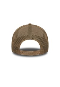 Καφέ baseball κάπα από δίχτυ με πλαστικό ρυθμιζόμενο λουράκι στο πίσω μέρος και στρογγυλό στέμμα. Υλικό με υφή για αναπνευσιμότητα.