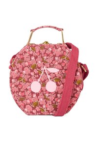Borsa rotonda rosa floreale con design a ciliegia, hardware dorato, manico superiore e tracolla in tessuto. Presenta un motivo testurizzato.