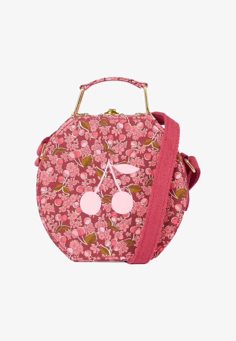 Borsa rotonda rosa floreale con design a ciliegia, hardware dorato, manico superiore e tracolla in tessuto. Presenta un motivo testurizzato.