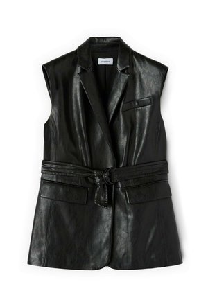 Mouwloze zwarte leren blazer-vest met inkepingrevers, een tailleband, twee voorzakken met klep en een borstzak met bies.