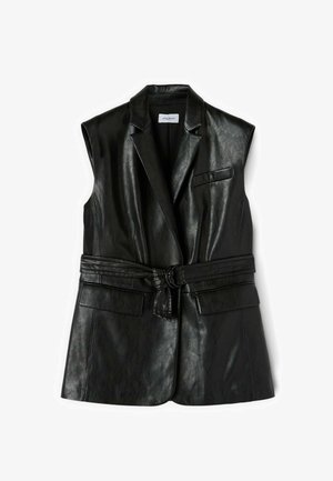 Mouwloze zwarte leren blazer-vest met inkepingrevers, een tailleband, twee voorzakken met klep en een borstzak met bies.