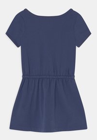 Mekko, jossa on lyhyet hihat, merenneidon sininen väri, kerätty elastinen vyötärö ja pyöreä pääntie, esitetty litteänä valkoista taustaa vasten.