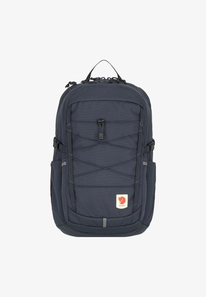 Navyblauer Rucksack mit glatter Textur, ausgestattet mit einem vorderen Bungee-Kordelsystem, Seitentaschen und einem Logo-Patch an der unteren Vorderseite.