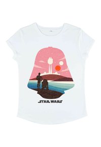 Bílý tričko s designem siluety helmy, s ilustrovanou krajinou v růžové, modré a zemité barvě, a textem "STAR WARS".