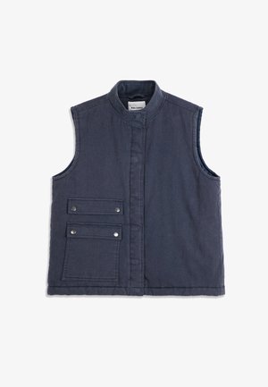 Veste sans manches bleu marine avec col montant, poches à rabat à boutons-pression sur le devant du côté inférieur gauche, et fermeture frontale dissimulée.