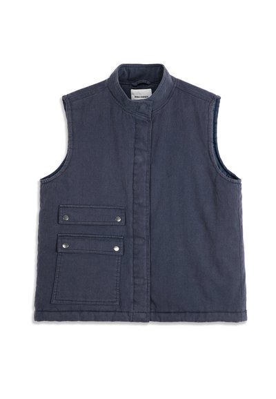 Veste sans manches bleu marine avec col montant, poches à rabat à boutons-pression sur le devant du côté inférieur gauche, et fermeture frontale dissimulée.