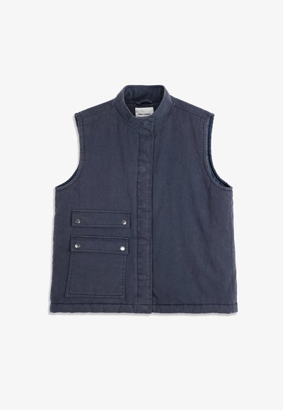 Veste sans manches bleu marine avec col montant, poches à rabat à boutons-pression sur le devant du côté inférieur gauche, et fermeture frontale dissimulée.