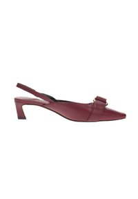 Scarpa slingback in pelle bordeaux con punta affusolata, tacco basso e una fascia decorativa fissata con un anello metallico.