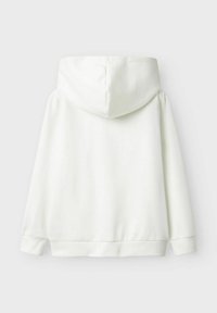 Sweatshirt blanc avec capuche, manches longues et ourlet côtelé. Tissu doux avec une texture lisse, sans logos ni motifs visibles.