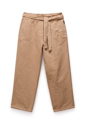 Pantalones recortados beige, hechos de una tela suave con un cinturón atado, que cuentan con dos bolsillos frontales y costuras visibles a lo largo de las costuras.