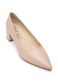 Pantof din piele bej cu vârf ascuțit și toc scurt gros. Textură netedă, cu un design minimalist și fără accesorii vizibile.