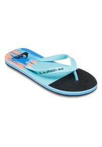 Tongs bleu et orange avec semelle noire texturée, brides flexibles et logo Quiksilver. Présente un design graphique vibrant.