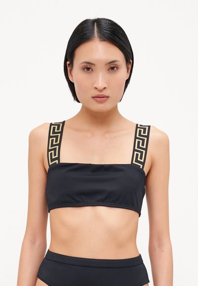 Top bikini nero a taglio corto con spalline larghe, caratterizzato da un motivo geometrico dorato. Il tessuto liscio e il colletto dritto creano un design semplice.
