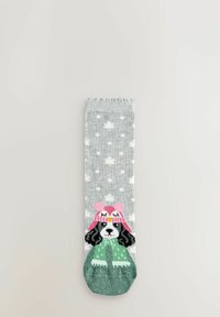 Grå strumpor med vita prickar, med en hunddesign som bär en rosa hatt och en grön scarf, med en stickad textur.