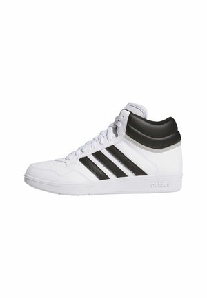 Witte hoge sneaker met zwarte drie strepen en een gewatteerde zwarte kraag, veters gestrikt, zijaanzicht op een witte achtergrond.