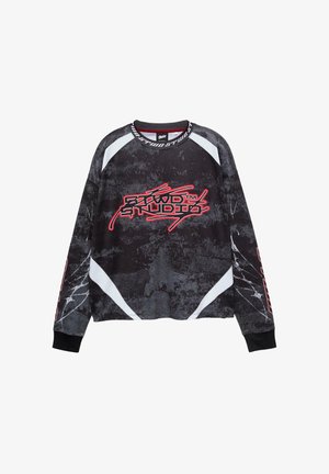 Maglietta nera a maniche lunghe con un logo grafico in rosso, dettagli bianchi sulle spalle e un motivo texturizzato che ricorda il marmo.