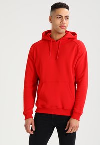Rød hoodie med frontlomme, snoretræk i hætten, ribbede manchetter og kant, lavet af blødt stof, med et glat, ensfarvet design.