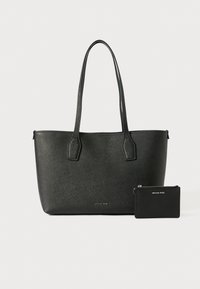 Sac fourre-tout noir en matériau texturé avec deux longues poignées ; comprend une petite pochette assortie avec fermeture éclair et détail de logo.