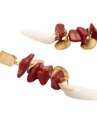 Naszyjnik z czerwonych i białych koralików z złotymi akcentami, z nieregularnymi czerwonymi kamieniami, białą wydłużoną koraliką i okrągłymi złotymi monetami.