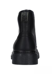 Stivale alla caviglia in pelle nera con suola in gomma testurizzata, punta rotonda e dettagli cuciti sul retro. La vista posteriore mostra un piccolo accento con logo.