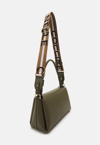 Borsa a tracolla rettangolare verde oliva in pelle testurizzata, con una tracolla marrone su cui è stampato del testo nero e accessori in metallo dorato.