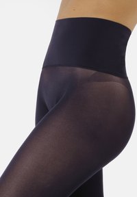 Collant neri a vita alta con una texture liscia e opaca e una cintura elastica, che si estende fino all'area del mezzo coscia.
